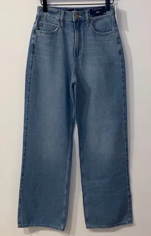 NWT!! Hollister Ultra High Rise Baggy Jeans Size 25R / 0R thumbnail 1