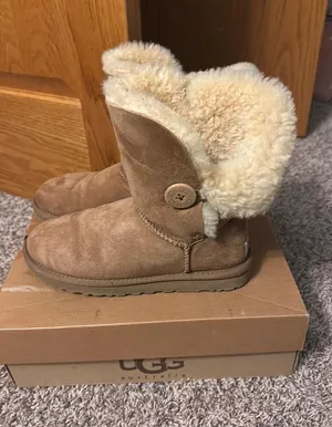 UGG Bailey Button thumbnail 1