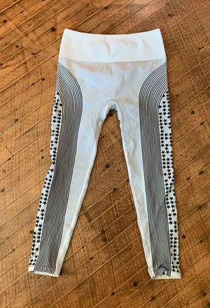 Fabletics white and black stars high impact size XS/S athletic leggings thumbnail 1