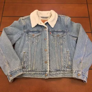 Levi’s Sherpa Jean jacket small light wash women’s thumbnail 1