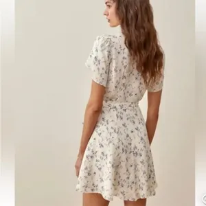 Reformation Ellwood Short Sleeve Wrap Mini Dress in Sinead White Blue Floral‎ M thumbnail 2