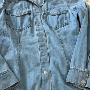 Universal Threads NWOT Light Wash Denim Button-Up Shirt thumbnail 4