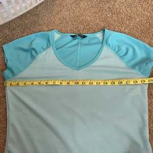 North Face Women's Light Blue V-Neck Top Size Large thumbnail 6