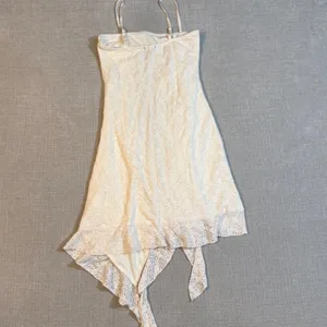 White Lace Ruched Mini Dress‎ Size Large Cream Asymmetrical Ruffle Hanky Hem thumbnail 2