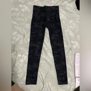 SPANX Look At Me Now Seamless Black Camouflage Leggings Sz M thumbnail 6