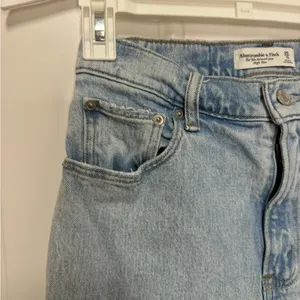 Abercrombie & Fitch The 90’s Relaxed Jean High Rise Blue Light Wash Size 25 Long thumbnail 3