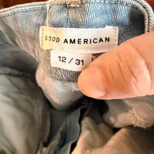 Good American Distressed Light Wash Cropped Jeans Size 12 / 31 thumbnail 5