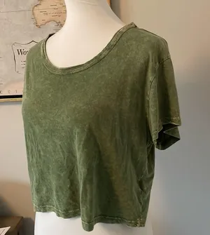 💚😍 Cutest Green Acid Wash Flowy Urban Outfitters Short Sleeve Crop Top thumbnail 2
