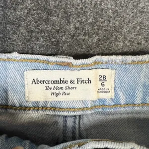 Abercrombie & Fitch The Mom Short Light Wash High Rise Distressed Denim 28 6‎ thumbnail 3