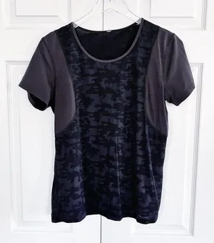 Lululemon Run For Days Short Sleeve Black Camo Mesh Running Shirt Sporty Chic thumbnail 1