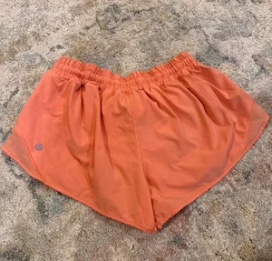 Lululemon Shorts 2.5" Hotty Hot Low-Rise thumbnail 2