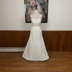 Beautiful Oleg Cassini Strapless Brocade Wedding Gown thumbnail 3