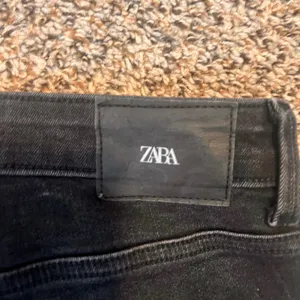 ZARA Black Distressed Raw Hem Straight Leg Jeans Women's Size‎ 4 thumbnail 7