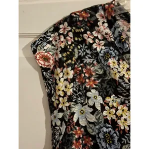 LOFT Women Floral Linen Blend V-Neck Henley Cap Sleeve Knit Top Multi Color M thumbnail 4