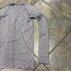 Lululemon Swiftly Tech Shirt Women Sz 4 Long Sleeve Gray Top Run Yoga Workout thumbnail 5