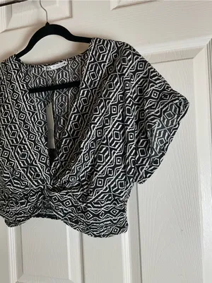 NWT Zara Black & White Geometric Print Front Knot Crop Top Size Large thumbnail 3