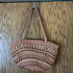 Vintage straw purse‎ with leather straps and wood detail thumbnail 2