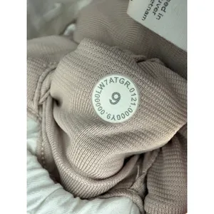 Lululemon Hotty Hot Short II 2.5" size 6 thumbnail 8