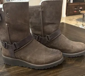 UGG NEW Sz 7 Maddox Leather Moto Boots Treadlite Water Resistant wool Lined thumbnail 1