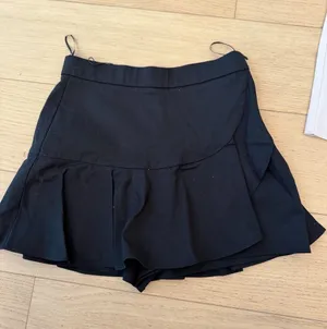 Women’s Black Ruffle Skort Zara thumbnail 1