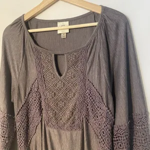 Knox Rose Blouse Top Purple Crochet Lace Peplum Long Sleeve Keyhole Peasant Med thumbnail 4