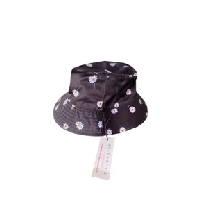 Alice + Olivia Daisy Print Reversible Bucket Hat Black / White One Size thumbnail 6