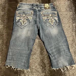 Womens 32" Rock Revival Feeny Straight Distressed Cutoff Denim Capris thumbnail 2