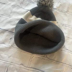Nike Gray Knit Pom Beanie Winter Hat One Size Swoosh Logo Acrylic White thumbnail 5