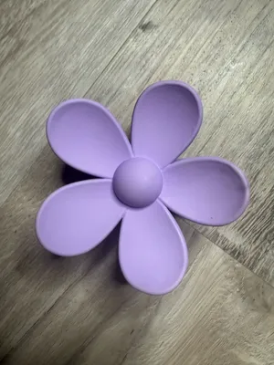 Urban Outfitters daisy hair claw clip thumbnail 1