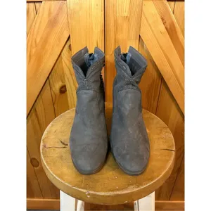 Vince Camuto Fretzia Ankle Bootie Gray Suede Boot Perforated 3.5” Heel 8.5 thumbnail 2