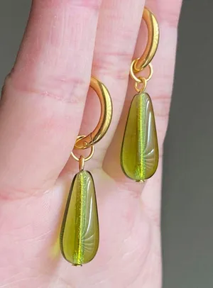 Handmade dark olive color teardrop Czech glass simple minimalist hoop earrings💚🫒2WAY✨ thumbnail 5