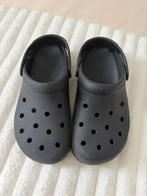 CROCS Classic Clogs in Black Women’s 8 thumbnail 5