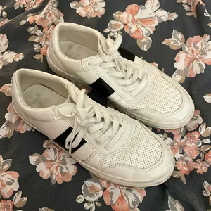 American Eagle Outfitters Black and White Tennis Shoe Sneakers thumbnail 4