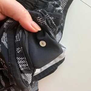 Lululemon‎ Tracker Short V Women Size 6 Black White Abstract Print Running thumbnail 7