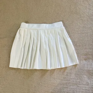 White pleated skirt. thumbnail 3