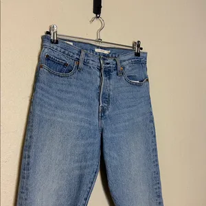 Levi's Wedgie Icon Fit Ankle Jeans Medium Wash Size 28‎ thumbnail 5