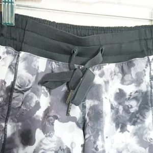 Lululemon Size 2 Hotty Hot Shorts 2.5 Gray Floral Watercolor Running Shorts thumbnail 2