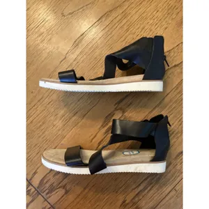 Time And Tru Women’s Black Leather Strappy Zip Sandals Wide Width US 9 W thumbnail 4