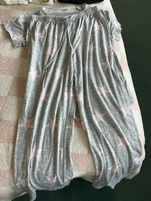 Amazon Soft gray pajama set with pink star pattern. Short-sleeve top and matching shorts. Comfortable and stylish. thumbnail 4