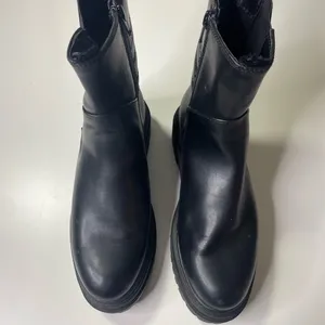 Target‎ Women's Black Faux Leather Chelsea Lug Sole Boots Size 7 thumbnail 2