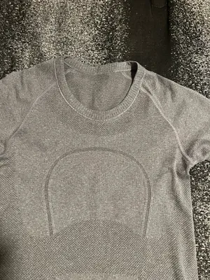 Womens sz4 lululemon Swiftly Tech Long Sleeve crew neck shirt-gray. thumbnail 3