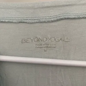 Beyond Yoga Women's Glacier Blus Swinging Cropped Tee Size Medium thumbnail 7