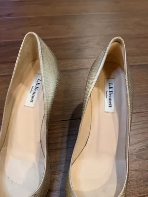 LK Bennett Metallic Gold Textured Pointed-Toe Pumps Size 39 - C61-001 thumbnail 2