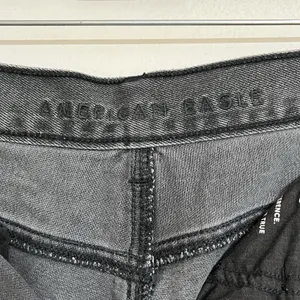 American Eagle High Rise Black Mom Jeans Women's‎ Size 2 Distressed thumbnail 6