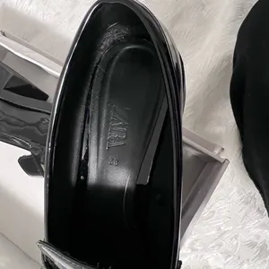 Zara Women’s Patent Chain Loafer Shoes Black Size 38 thumbnail 2