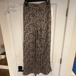 BODEN Sand Black Floral Wide Leg High Rise Elastic Flowy Pants Women US 6 UK 10 thumbnail 2