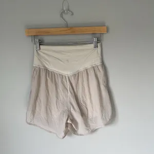 Lululemon Nulu Mesh High Rise Athletic shorts Beige Tan Lightweight Size 4 thumbnail 2