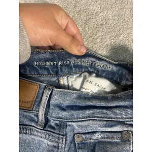 American Eagle Highest Rise 90s Boyfriend Jeans Womens 4 Reg Blue‎ Distressed thumbnail 6