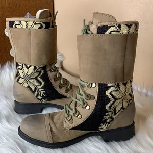 Kelsi Dagger Ilya Snowflake Boots Size 7 thumbnail 2