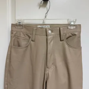 Abercrombie Curve Love Vegan Leather 90s Straight Pants Tan 27 Long High Rise 4‎ thumbnail 6